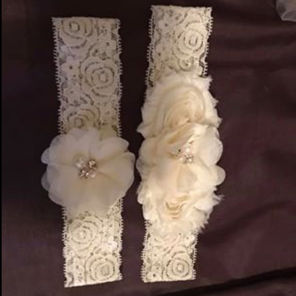 Brand new ivory wedding garter & toss garter set